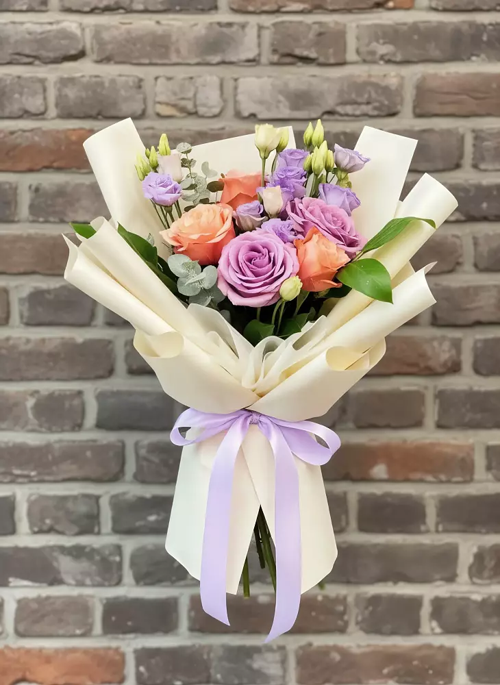 Букет цветов из: Лизиантусы и Розы в Березовке Пермский край