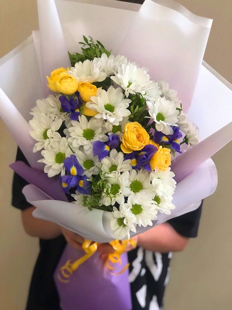 Букет цветов из: Ирисы, Хризантемы и Розы в Березовке Пермский край