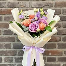 Букет цветов из:  Лизиантусы и Розы в Березовке Пермский край