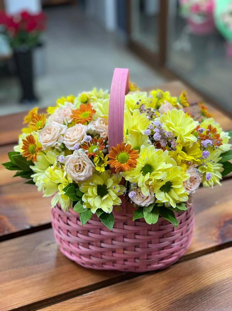 Цветочная композиция из Хризантемы и Розы в корзине в Березовке Пермский край