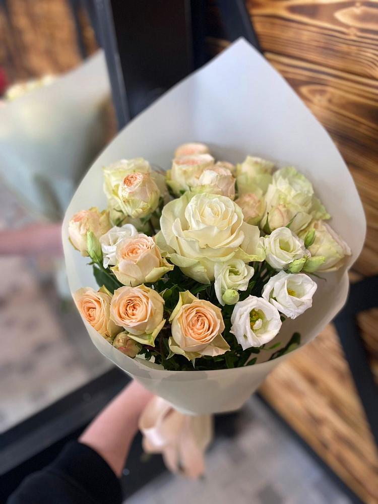 Букет цветов из: Розы и Лизиантусы в Березовке Пермский край